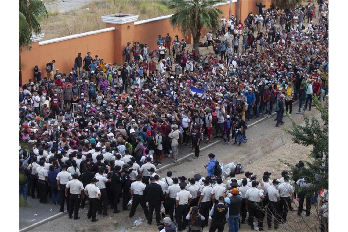 Flüchtlinge aus Honduras mit Gewalt aufgehalten Kein Durchkommen: Migranten aus Honduras stehen in Vado Hondo vor Polizisten, die eine Straße blockieren. Foto: Sandra Sebastian/AP/dpa