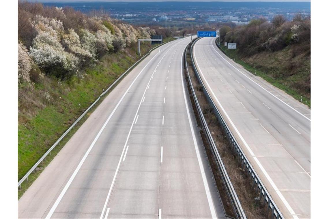 Kein einziges Auto ist während der Corona-Pandemie auf der Autobahn A4 zu sehen. Foto: Robert Michael/dpa-Zentralbild/dpa