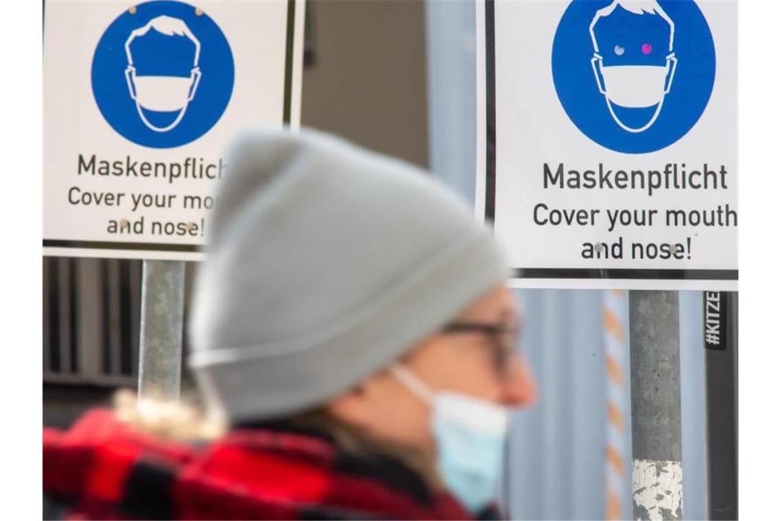 RKI meldet 11.437 Neuinfektionen - Inzidenz steigt weiter Kein Ende der Maskenpflicht in Sicht: Die Inzidenz steigt zu Wochenbeginn erneut - sie liegt inzwischen bei 165,3. Foto: Peter Kneffel/dpa