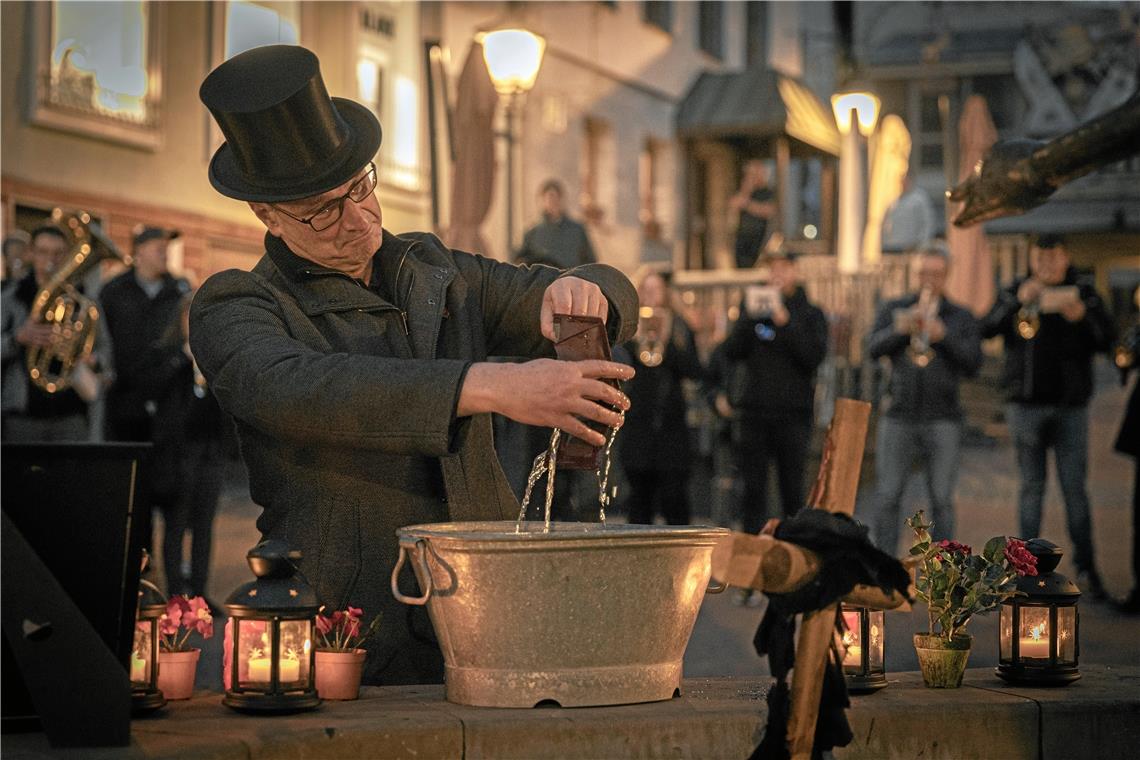 BKC-Narren beweinen das Faschingsende Kein Geld mehr nach den lustigen Tagen: Am Gänsebrunnen waschen die Närrinnen und Narren, darunter auch Nachtwächter Horst Klöpfer, ihre Geldbeutel aus. Foto: Alexander Becher