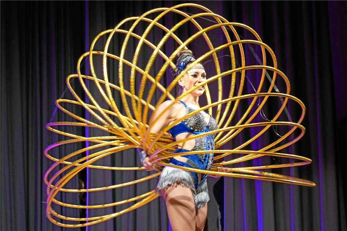 Kein goldener Käfig, sondern viele Hula-Hoop-Reifen: Marina Skulditskaya entzückt mit ästhetischer Artistik. Foto: Beatrice Schnelle