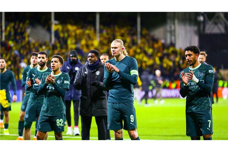 Kein Grund zur Freude: Erling Haaland (M) blamierte sich mit Manchester in seiner Heimat.