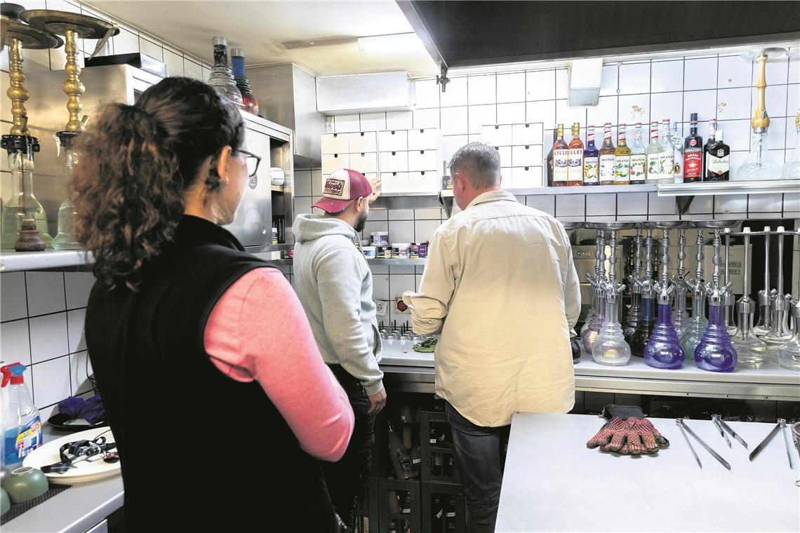 Kein einziger Kohlenmonoxidmelder funktioniert Kein Grund zur Sorge: In dieser Shisha-Bar haben die Beamten kaum etwas auszusetzen. Ihr Augenmerk richten sie bei ihren Kontrollen auf illegal Beschäftigte und nicht verzollten Tabak, auf die Einhaltung der Sicherheitsvorschriften und des Konzessionsvertrags, auf Flucht- und Rettungswege und deren Beschilderung, die Feuerlöscher sowie den Aushang von Jugendschutzhinweisen. Foto: J. Fiedler