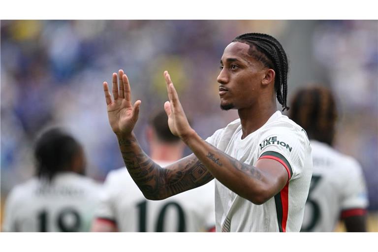 Kein Jubel: Der bei Fluminense ausgebildete Angreifer João Pedro hebt nach seinem Tor für Chelsea entschuldigend die Hände.