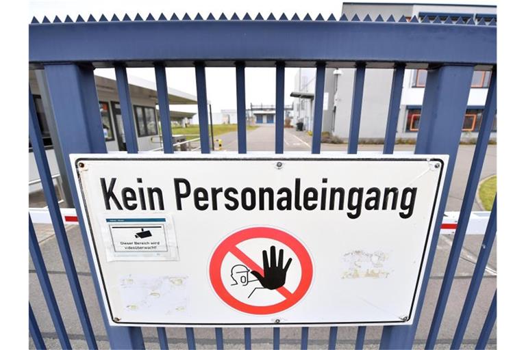 „Kein Personaleingang“: Ein Zaun des Betriebsgeländes bei Bosch in Arnstadt. Foto: Martin Schutt/dpa-Zentralbild/dpa