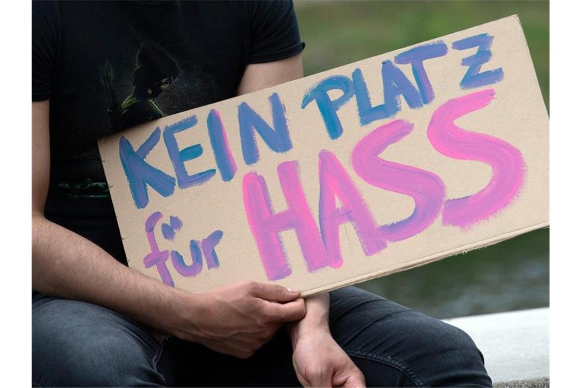 Hass und Hetze: „schweigende Mehrheit muss laut werden“ „Kein Platz für Hass“ steht auf einem Pappschild eines Demonstranten. Foto: Paul Zinken/dpa/Archivbild