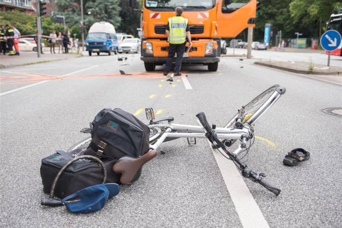Wie fahrradfreundlich ist Deutschland? Kein schützendes Blech, kein Airbag: Radfahrer ziehen bei Unfällen meist den Kürzeren. Foto: Daniel Bockwoldt/dpa