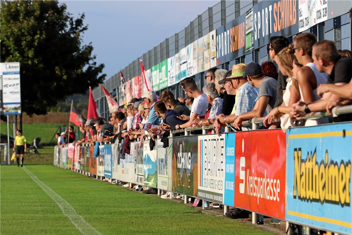 Kein Schutz und dicht an dicht. Als beim Backnanger Oberliga-Spiel in Dorfmerkingen der Ball rollte, hatte die Vorsicht in Sachen Corona bei sehr vielen Fans offensichtlich Pause. Foto: A. Hornauer