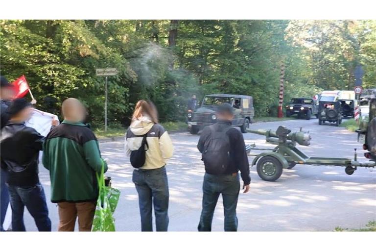 Kein schweres Kriegsgerät? Demo gegen die Ausfahrt der Reservistenkameradschaft.