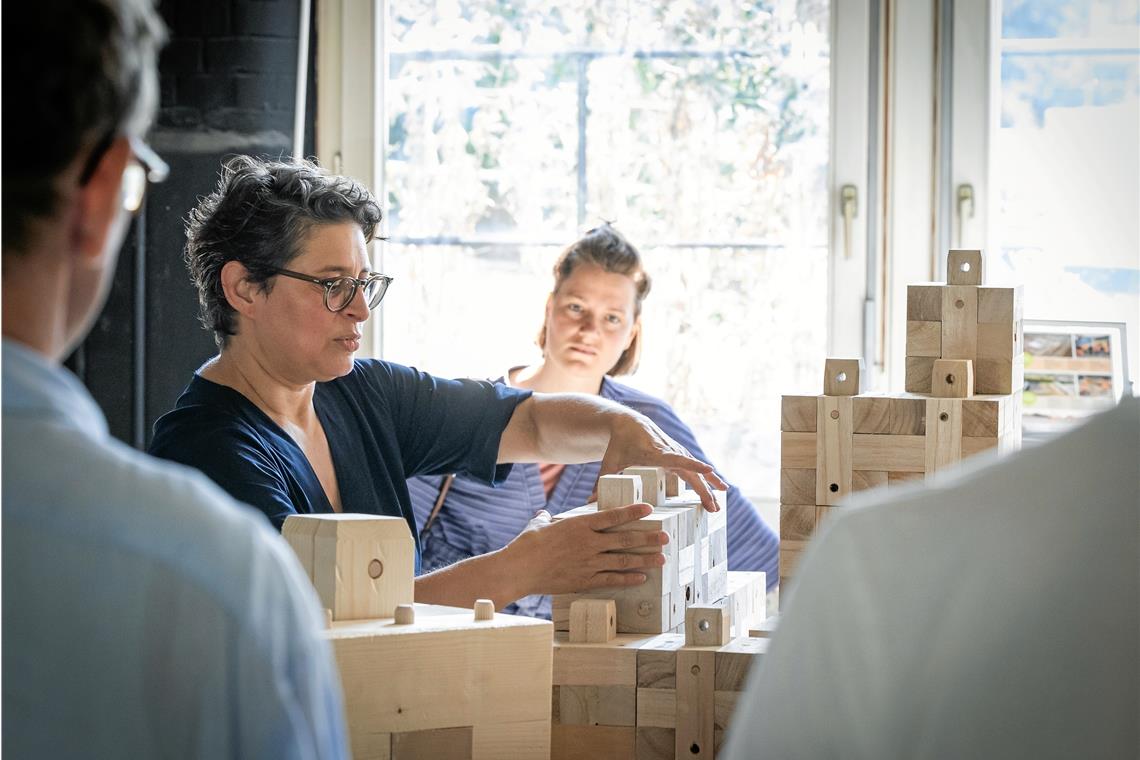 Kein Spielzeug, sondern Baumaterial: Eva Herrmann präsentiert in der Ausstellung Material-Lab Bausteine der Stuttgarter Firma Triqbriq, die mit einem Stecksystem miteinander verbunden werden. Foto: Alexander Becher