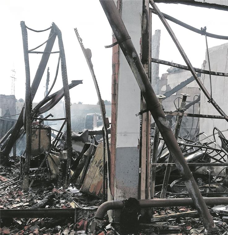 Gerücht um einen Feuerteufel hält sich hartnäckig Kein Stein blieb mehr auf dem anderen: Die ausgebaute Scheune eines ehemaligen landwirtschaftlichen Anwesens im Frühmeßhof brannte komplett nieder. Foto: I. Knack