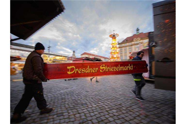 Kein Striezelmarkt in diesem Jahr. Der berühmte Markt wurde angesichts der Corona-Lage wieder abgebaut. Foto: Robert Michael/dpa-Zentralbild/dpa