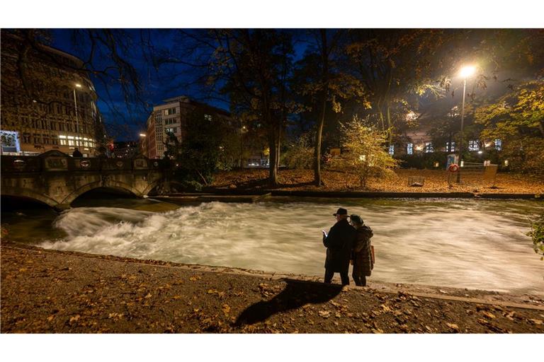 Kein Surfer auf dem Münchner Eisbach - denn die bekannte Welle funktioniert nicht mehr. Die Surfer rätseln über die Gründe. (Archivbild)