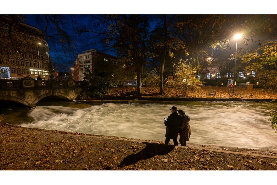 Kein Surfer auf dem Münchner Eisbach - denn die bekannte Welle funktioniert nicht mehr. Die Surfer rätseln über die Gründe. (Archivbild)
