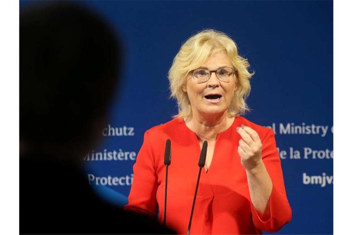 Lambrecht: Kinderpornografie soll Verbrechen werden „Kein Täter darf sich vor Entdeckung sicher fühlen“: Christine Lambrecht. Foto: Wolfgang Kumm/dpa