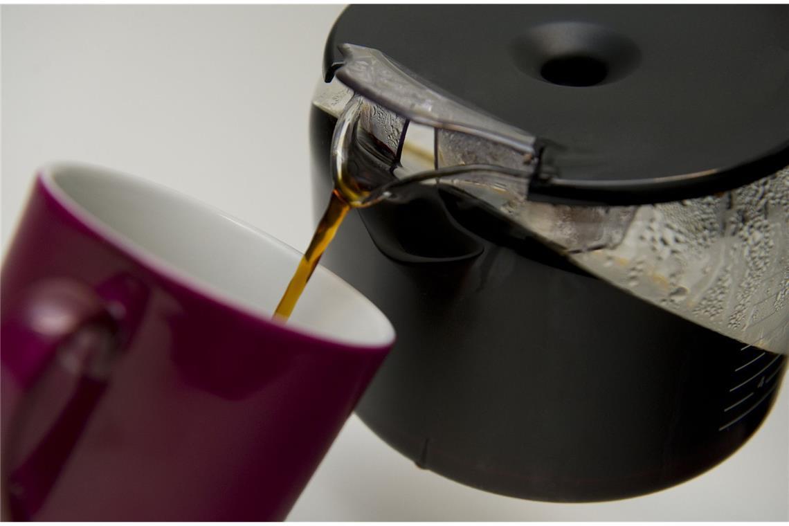 Kein Tag im Büro, kein Schwatz mit Freunden, keine Autofahrt die schwarze Bohne. Am heißesten begehrt ist Kaffee in den eigenen vier Wänden. 93,1 Prozent der deutschen Kaffeetrinker genießen ihn zu Hause. Die erste Tasse am besten gleich nach dem Aufstehen oder beim Frühstück.