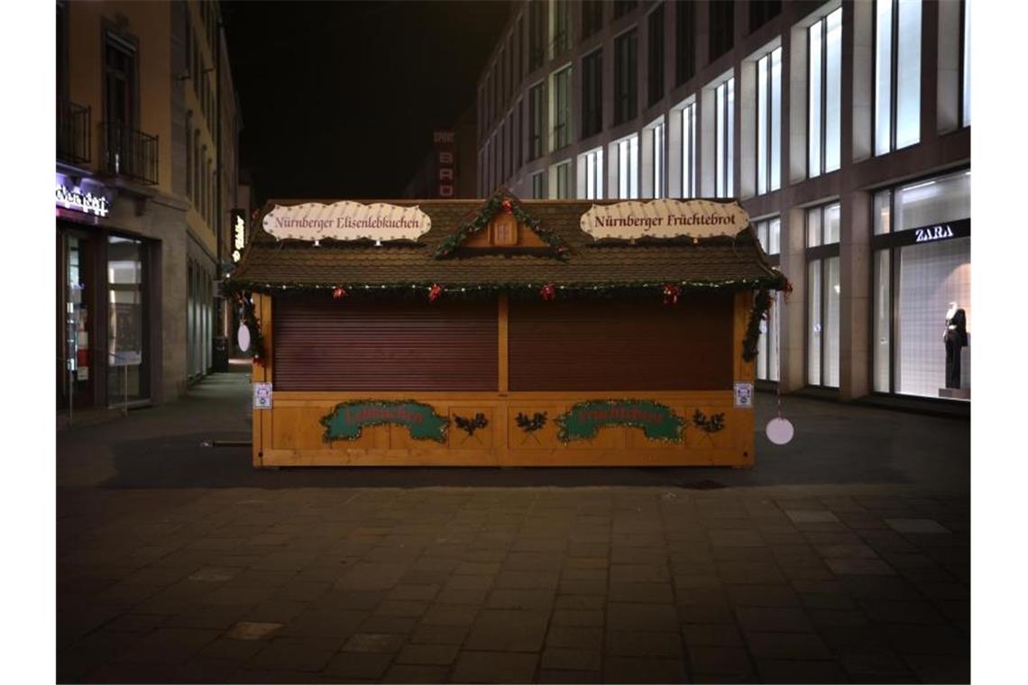 Kein Verkauf: Ein geschlossener Verkaufsstand auf dem Weihnachtsmarkt in Würzburg. Foto: Karl-Josef Hildenbrand/dpa