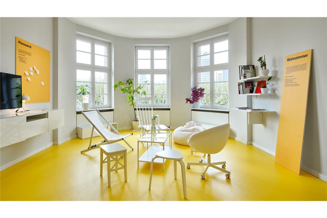 Zeig mir, wie du wohnst, und ich sage dir, wie kaputt du bist Kein Wohnzimmer wie jedes andere. Ausstellungsansicht aus „Our House“ im Museum Giersch.