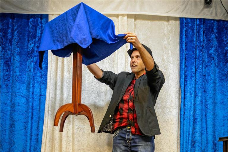 Kein Wunder, aber ein gekonnter Zaubertrick: Tommy Bright lässt in seinem Übungsraum in Kleinaspach kurzerhand einen Tisch schweben. Foto: Alexander Becher