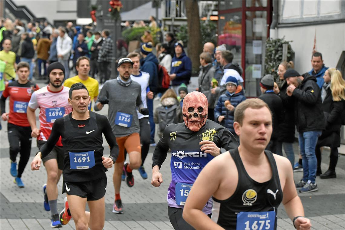 Keine Angst: Dieser Fünf-Kilometer-Läufer (Zweiter von rechts) trägt eine Maske.