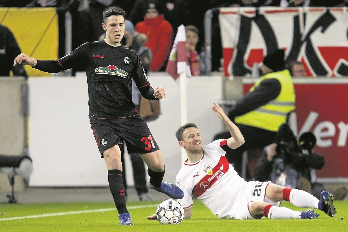 „Immer noch ein Stück weit überwältigt“ Keine Angst vor großen Namen: Keven Schlotterbeck (links, mit VfB-Kapitän Christian Gentner) überzeugte bei seinem Erstliga-Debüt.Foto: Imago