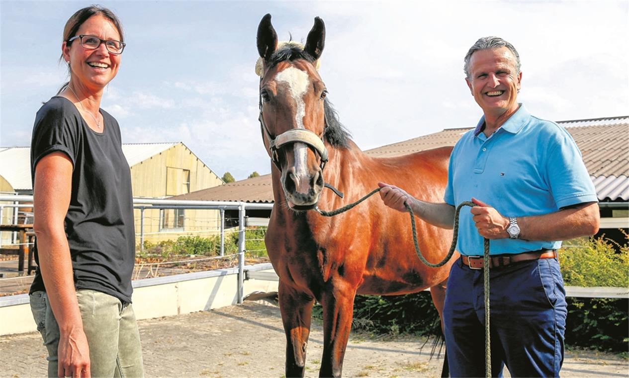 Keine Angst vor großen Tieren: Stopp bei der Pferdepension und dem Reitbetrieb Weigleshof in Germannsweiler: Christine Haan und das stolze Tier namens Zwergle freuen sich über den Besuch.