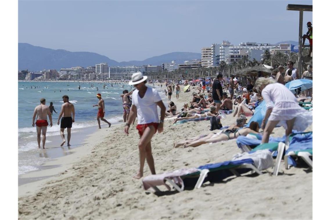 Viele Urlauber halten trotz Delta an Reiseplänen fest Keine Angst vor Strand-Gedränge: Viele Deutsche zieht es nach dem Corona-Sommer 2020 nach Mallorca. Foto: Clara Margais/dpa