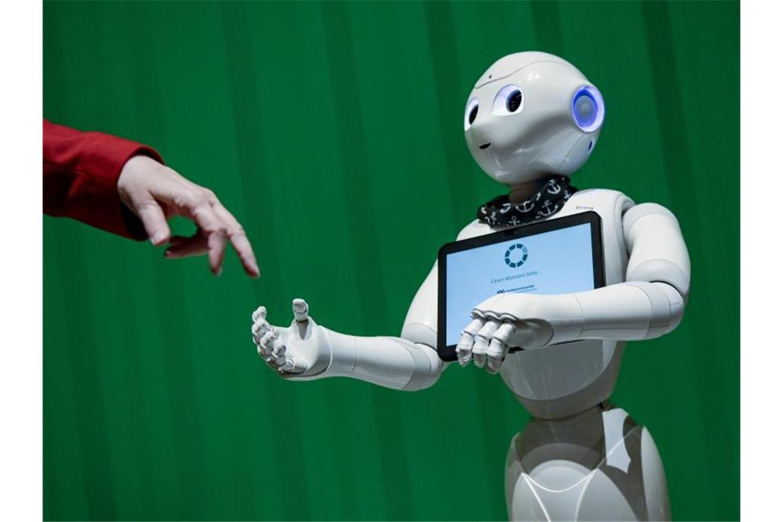 Keine Angst vorm intelligenten Roboter - unter Umständen können Unternehmen mit KI-Anwendungen gut Geld verdienen. Foto: Axel Heimken/dpa