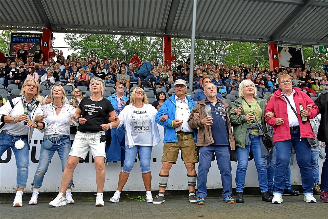 Keine Berührungsängste gibt es beim Mitschunkeln. Melissa Naschenweng mit Band -...