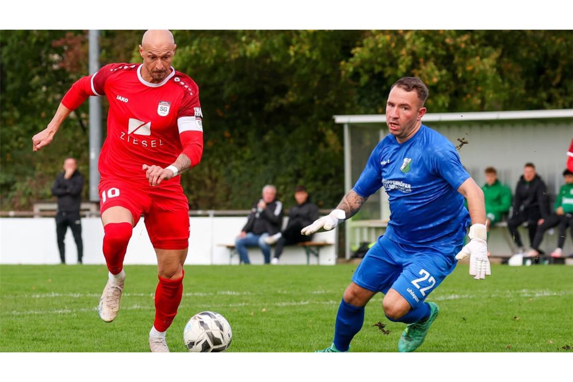 Keine Chance für TSV-Schlussmann Maik Riesch: Ex-Profi Matthias Morys (li.) ist auf dem Weg zur 1:0-Führung für die SG Schorndorf.