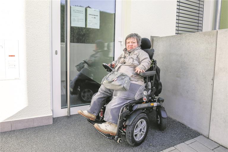 Keine Chance: Nicht nur Ines Vorberg im Rollstuhl, sondern auch Patienten mit Krücken, haben Probleme, die Ärztehaustür zu öffnen. Foto: A. Becher