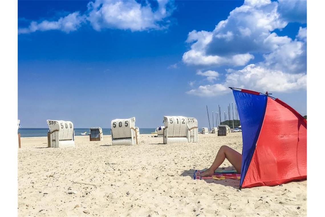 Zum Wochenbeginn nimmt die Hitze richtig Fahrt auf Keine Gewitter und - noch - nicht zu heiß: Strandwetter an der Küste von Schlewsig-Holstein. Foto: Frank Molter