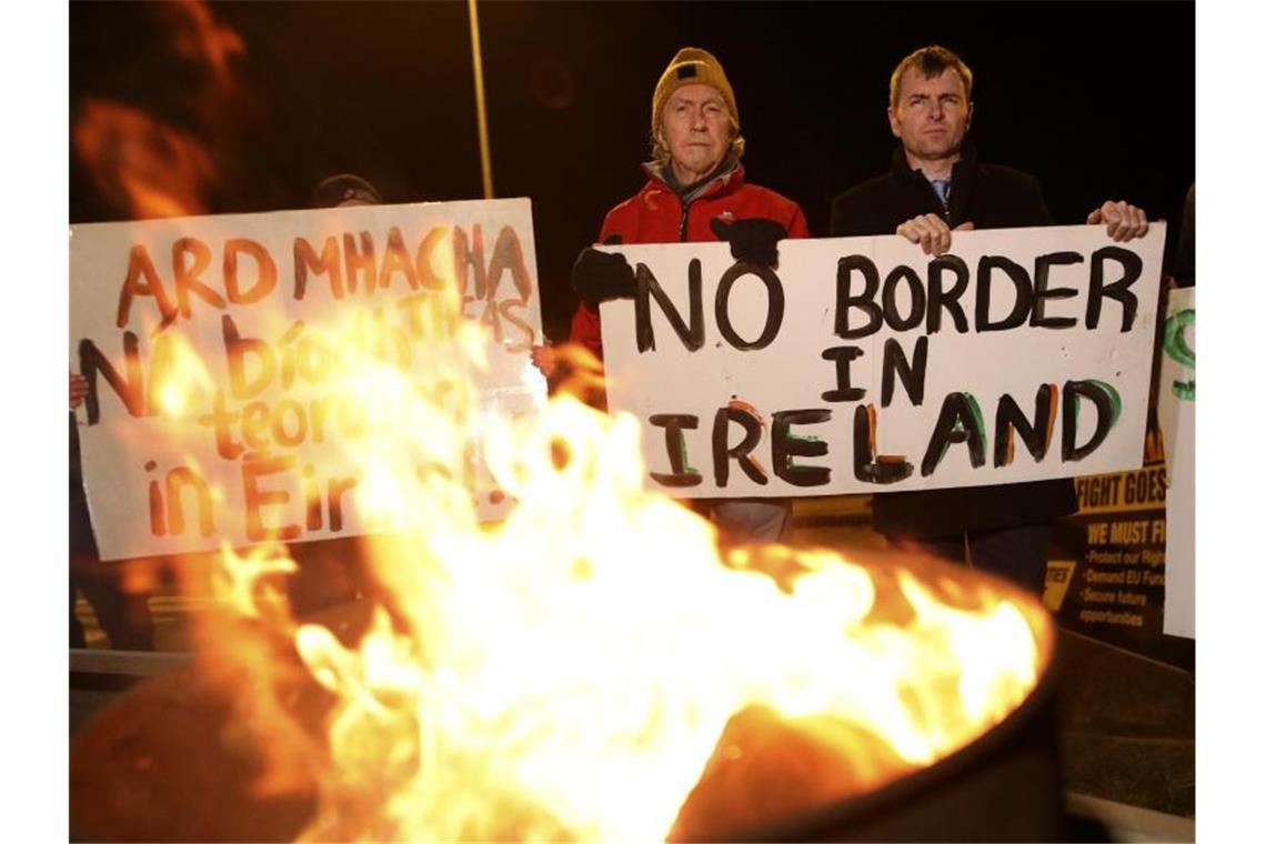 Nach britischem EU-Austritt warten harte Verhandlungen „Keine Grenze in Irland“ fordern Demonstranten im irischen-nordirischen Grenzgebiet. Foto: Peter Morrison/AP/dpa