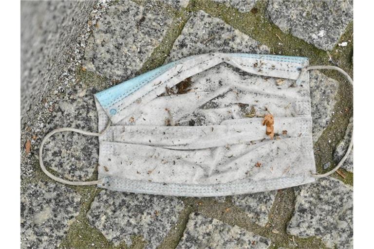 Keine Masken und kein Abstand: Das scheint sich in den Niderlanden zu rächen. Foto: Patrick Pleul/dpa-Zentralbild/dpa