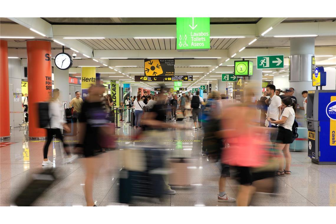 Hotels in Spanien melden Übernachtungs- und Preisrekorde Keine Seltenheit: Hektik am Flughafen von Palma. (Foto Archiv)