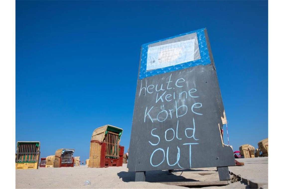 Keine Strandkörbe mehr an der Küste in Travemünde. Foto: Christian Charisius/dpa
