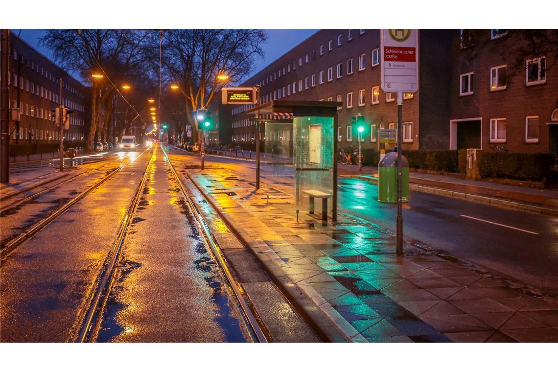 Keine Tram, keine Fahrgäste an der Haltestelle.