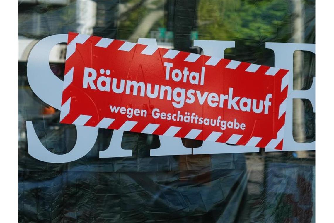 Keine Zukunft: „Total Räumungsverkauf wegen Geschäftsaufgabe“. Foto: Jens Kalaene/dpa-Zentralbild/ZB