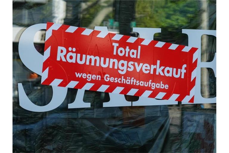 Keine Zukunft: „Total Räumungsverkauf wegen Geschäftsaufgabe“. Foto: Jens Kalaene/dpa-Zentralbild/ZB