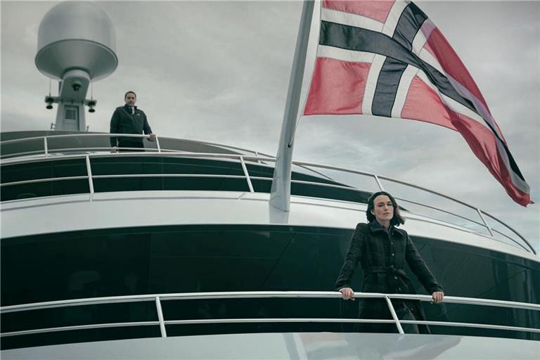 Keira Knightley als Lo und John Macmillan als Captain Addis in "The Woman in Cabin 10" auf der Superyacht.