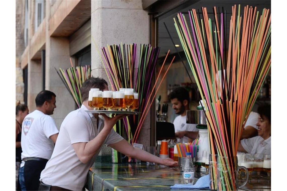 Neue Maßnahmen gegen „Sauf-Tourismus“ auf Mallorca und Ibiza Kellner und lange Strohhalme für das „Eimersaufen“ im Megapark an der Playa de Palma in S'Arenal. Foto: Jens Kalaene/dpa-Zentralbild/dpa