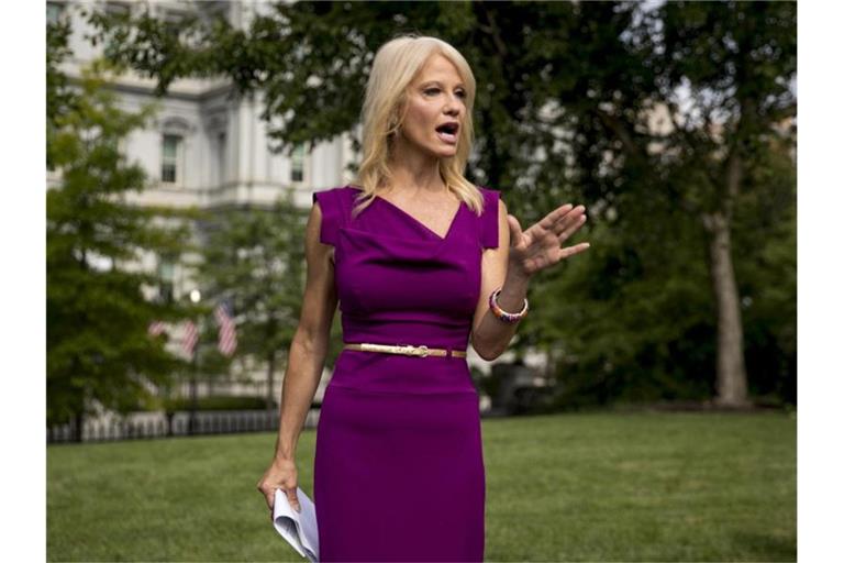 Kellyanne Conway, Beraterin des US-Präsidenten Trump, spricht mit Journalisten vor dem Westflügel des Weißen Hauses. Foto: Andrew Harnik/AP/dpa