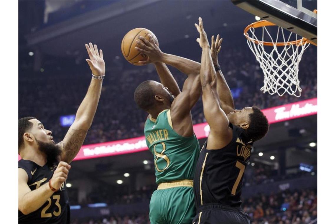 Theis und Boston schlagen Raptors - Lakers verlieren Derby Kemba Walker (M) steuerte 22 Punkte zum Sieg der Boston Celtics gegen NBA-Champion Toronto Raptors bei. Foto: Cole Burston/The Canadian Press/dpa