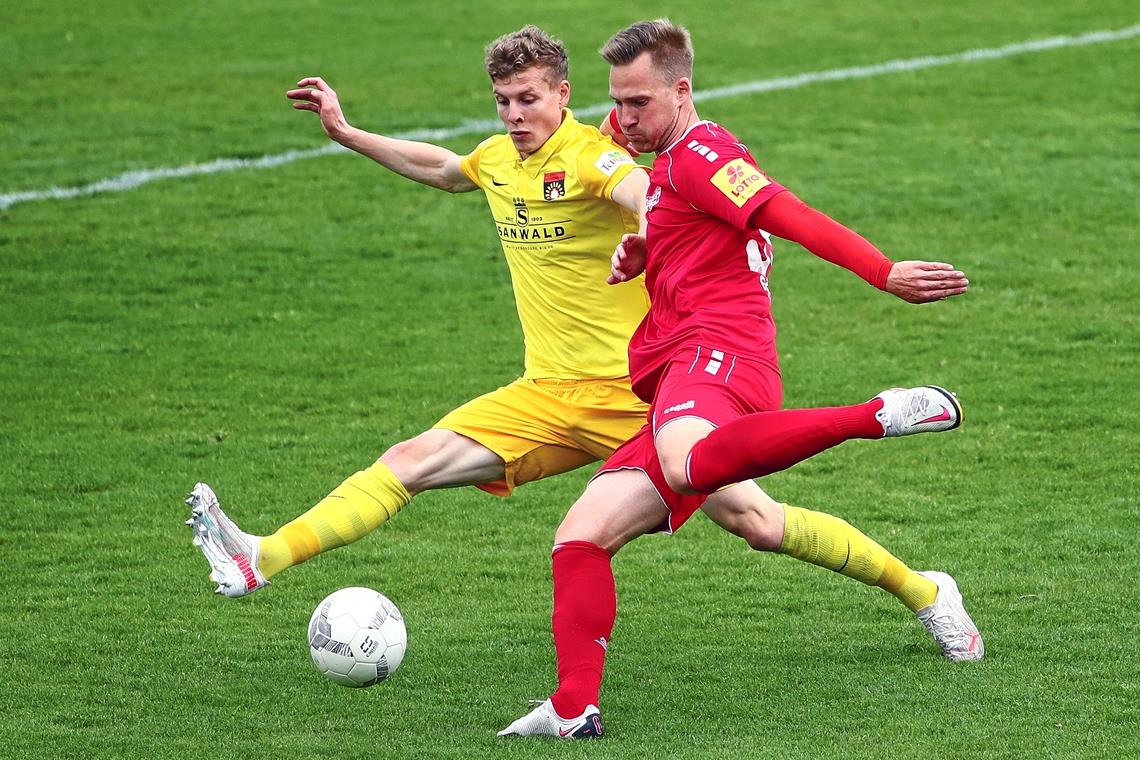 Ken Gipson (gelbes Trikot, im Zweikampf mit dem Koblenzer Moritz Göttel) war einer der wenigen Großaspacher, der halbwegs überzeugen konnte. Foto: N. Zunke