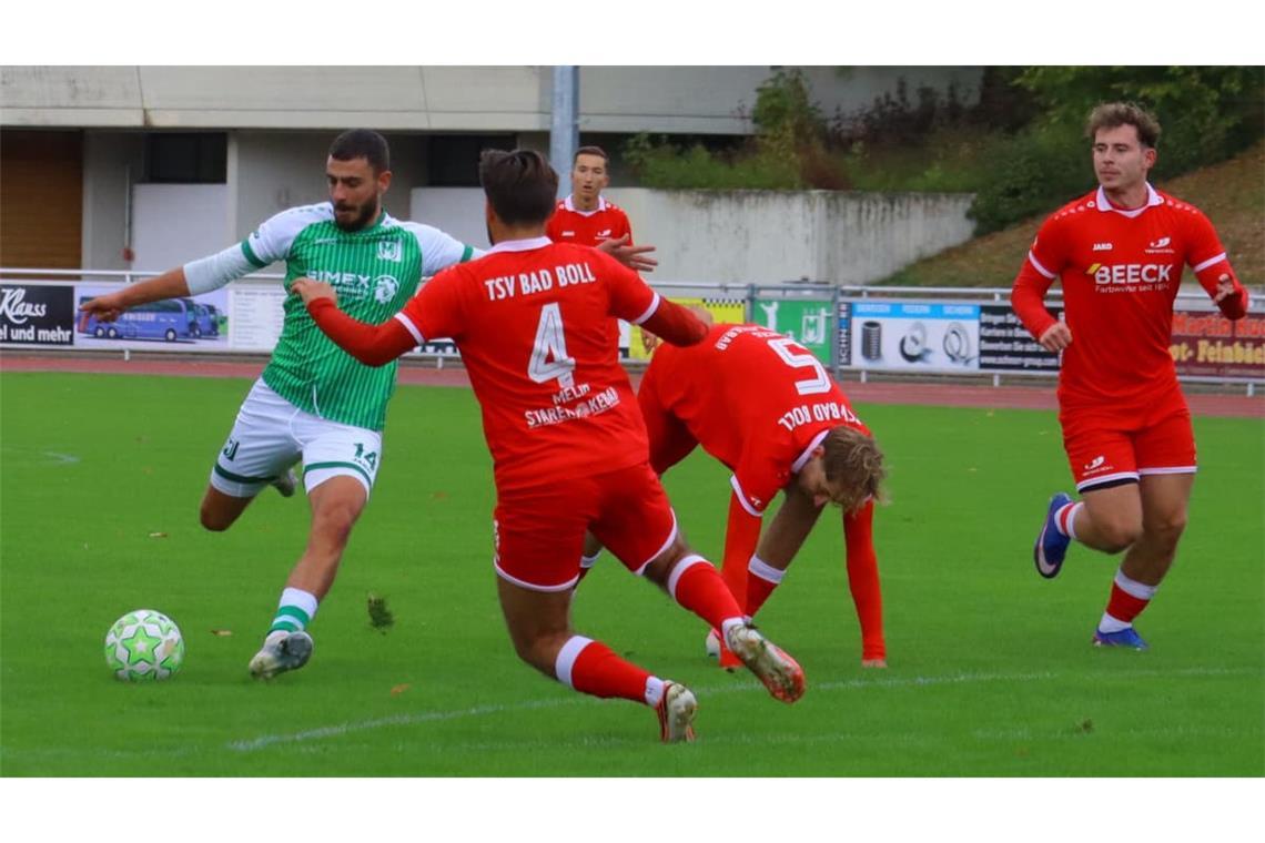 Kenan Kasikci (am Ball.) vom GSV Maichingen wird am Abschluss gestört.