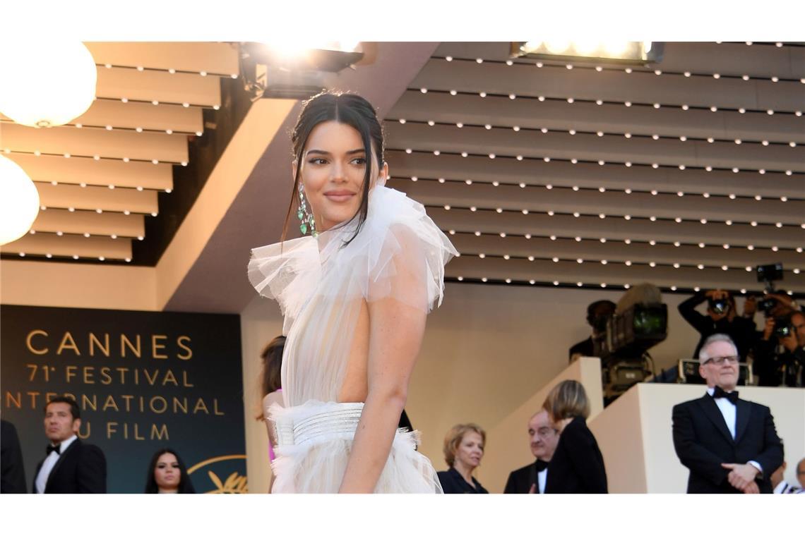 Cannes: Bitte nicht nackt auf den roten Teppich Kendall Jenner sowohl transparent als auch voluminös gekleidet 2018 in Cannes.