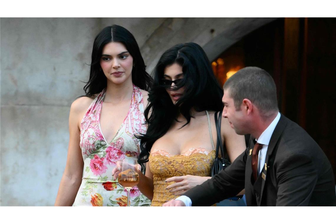 Jeff Bezos und Lauren Sánchez sagen Ja bei Vermählung der Superlative Kendall (links) und Kylie Jenner in Venedig.