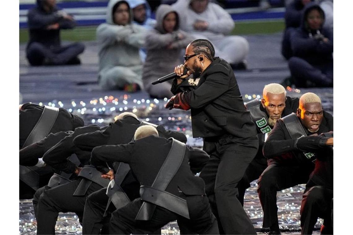 Kendrick Lamar rappt in der Halbzeitpause. Foto: Ted S. Warren/AP/dpa