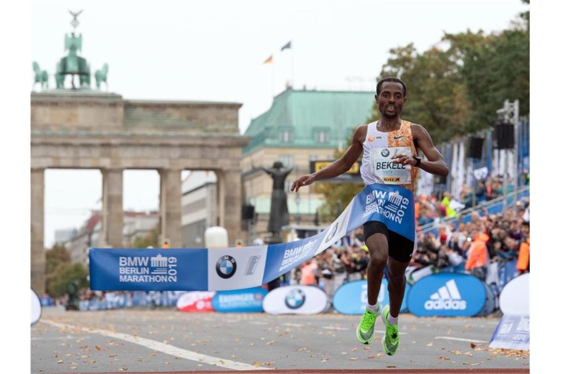 Kenenisa Bekele lief beim Berlin Marathon in 2:01:41 Stunden als Erster durchs Ziel. Foto: Soeren Stache