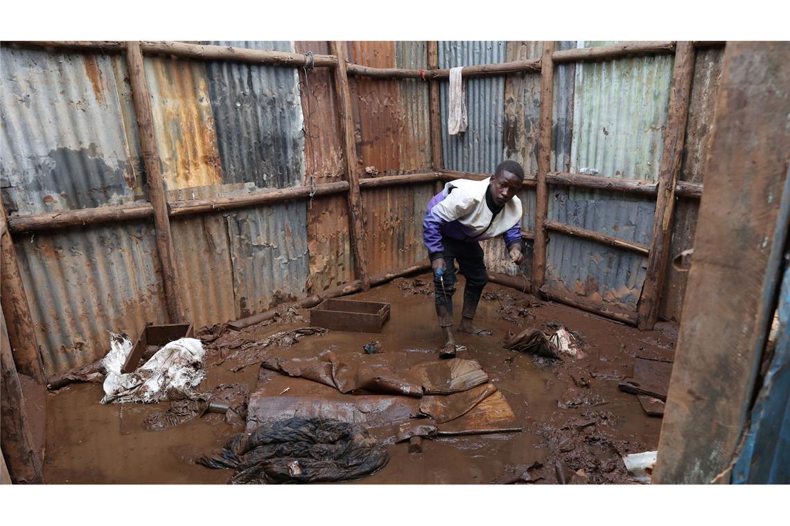 Kenia: Ein Bewohner des Mathare-Slums sammelt Gegenstände aus dem Schlamm ein, bevor er in eine Notunterkunft evakuiert wird.